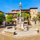 Fuente de los Tres Caños, o fântână modernistă proiectată de Domènech i Montaner, caracterizată prin piatră, motive ornamentale și o compoziție puternic simbolică.