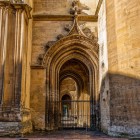 În portalul Catedralei din Oviedo, arcurile ogivale, arhivoltele și piatra sculptată dezvăluie eleganța goticului, stilul dominant al unui edificiu modelat de-a lungul secolelor.