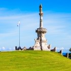 Monumentul Marchizului de Comillas se înalță pe deal: Domènech i Montaner îmbină piatra și sculptura într-un decor spectaculos spre coasta cantabrică.