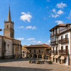 Plaza de la Constitución dezvăluie Comillasul istoric prin case tradiționale, balcoane din lemn, Primăria Veche din 1775 și biserica San Cristóbal, începută în 1648.