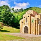 Înconjurată de verdeața Muntelui Naranco, San Miguel de Lillo impresionează prin proporțiile sale compacte, portalul sculptat și formele ce păstrează moștenirea monarhiei asturiene.