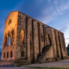 Pe Muntele Naranco, Santa María del Naranco evocă Oviedo secolului al IX-lea prin arcade, piatră și forme preromanice, moștenire a vechiului Regat al Asturiei.