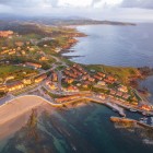 Comillas, oraș medieval din Cantabria și vechi port balenier, a devenit în secolul al XIX-lea o destinație regală, îmbogățită cu palate elegante și capodopere moderniste.