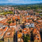 Văzut de sus, Oviedo își dezvăluie centrul istoric în jurul Catedralei San Salvador, printre acoperișuri, străzi vechi și peisajul verde al Asturiei.