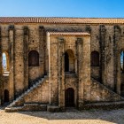 Santa María del Naranco, surprinsă dintr-o sugestivă vedere laterală, evocă Oviedo secolului al IX-lea prin arcade, piatră și scări, capodoperă preromanică a Regatului Asturiei.