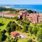 Fosta Universitate Pontificală domină Comillas din 1883: proiectată de Joan Martorell și decorată de Domènech i Montaner, îmbină stilurile neogotic, mudéjar și modernist.