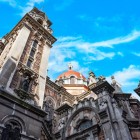 În Plaza Fernando Rubio, Bazilica San Juan el Real, proiectată de Luis Bellido și inaugurată în 1915, îmbină forme neoromanice și bizantine prin turnurile sale și cupola roșie.