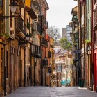 Calle Oscura coboară prin Oviedo medieval, printre fațade colorate, balcoane din fier și felinare vechi, dezvăluind unul dintre cele mai autentice și intime colțuri ale orașului.