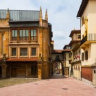 Calle San Vicente trece printre vechea Mănăstire San Vicente, astăzi Muzeul Arheologic, și Mănăstirea San Pelayo, păstrătoare ale originilor medievale ale orașului Oviedo.