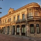 În Corrada del Obispo, pe Calle San Vicente, Casa del Deán Payarinos îmbină din 1900 eclectismul și stilul Art Nouveau; astăzi găzduiește Conservatorul din Oviedo.