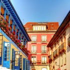 Plaza del Fontán păstrează Casa Ramón, clădirea originală a pieței: balcoanele din lemn, culorile și florile evocă vechiul târg apărut lângă un izvor.