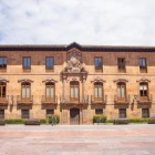Pe Calle San Juan, lângă Catedrală, Palatul Valdecarzana-Heredia evocă barocul asturian prin piatra aurie, balcoanele din fier forjat și blazoanele nobiliare.