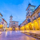 Dintr-o perspectivă laterală, Plaza de la Constitución conduce privirea printre arcadele Primăriei și turnul San Isidoro, prin centrul civic și religios al vechiului Oviedo.