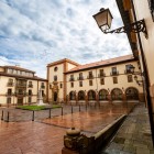 Plaza Feijoo găzduiește sediul din secolul al XVIII-lea al Facultății de Psihologie, definit de arcade, balcoane din fier și linii sobre ce evocă vechiul complex benedictin.