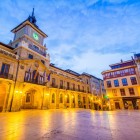 Plaza de la Constitución, piața istorică principală din Oviedo, reunește Primăria din secolul al XVII-lea și San Isidoro el Real, între arcade, piatră și viață urbană.