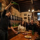Într-o sidrería asturiană tradițională din Oviedo, turnarea cidrului devine un ritual convivial, printre butoaie din lemn, arome locale și o atmosferă autentică.