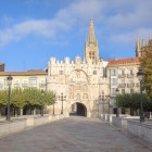 Podul Santa María conduce spre poarta monumentală din secolul al XVI-lea a orașului Burgos; dincolo de statuile regilor castilieni se înalță Catedrala gotică.