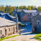 Văile verzi din jurul satului O Cebreiro oferă panorame spectaculoase cu munți, păduri și flori de primăvară de-a lungul Camino de Santiago.