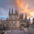 Privită de jos, fațada Catedralei din Burgos dezvăluie rozasa, Galeria Regilor și turlele traforate: o compoziție gotică rafinată, îndreptată spre cer.