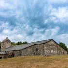 Santa María A Real, sanctuar din secolul al IX-lea aflat pe Camino Francés, unește trei nave și ziduri masive din piatră; în liniștea din O Cebreiro păstrează potirul Sfântului Graal.