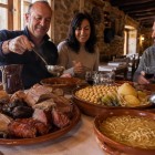Simbol al Astorgăi, cocido maragato provine din bucătăria cărăușilor: carnea, năutul cu varză și supa sunt servite în ordine inversă, într-un ritual convivial cu gusturi autentice.