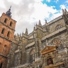 Catedrala din Astorga îmbină goticul flamboaiant, Portada Sur renascentistă și turnul baroc: contraforturile, pinaclurile și gresia roșie evocă trei secole de arhitectură.