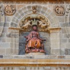 Detaliul Portalului Sudic exprimă Renașterea platerescă: arcul semicircular, medalioanele, volutele și motivele clasice încadrează Fecioara Adormirii Maicii Domnului.