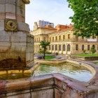 În Plaza de San Juan, fântâna din piatră conduce spre fostul Spital al Pelerinilor, astăzi bibliotecă: un colț din Burgos unde arhitectura întâlnește Camino de Santiago.