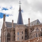 În spatele Palatului Episcopal din Astorga, absidele poligonale, ferestrele înguste și acoperișurile din ardezie dezvăluie reinterpretarea neogotică a Evului Mediu realizată de Gaudí.