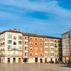 Plaza del Rey San Fernando alătură turla Catedralei fațadelor colorate și balcoanelor vitrate; fosta Plaza del Sarmental păstrează sufletul orașului istoric Burgos.