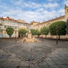 Plaza de San Juan reunește mănăstirea medievală, fostul spital devenit bibliotecă și umbra teilor, amintind de ospitalitatea oferită odinioară pelerinilor de pe Camino.