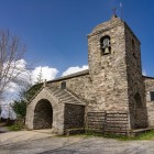 Turnul-clopotniță pătrat și porticul din piatră definesc profilul auster al bisericii Santa María A Real, refugiu al pelerinilor în O Cebreiro și păstrătoarea potirului Sfântului Graal.