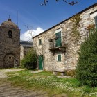 În O Cebreiro, sanctuarul preromanic Santa María A Real din secolul al IX-lea se află lângă ospiciul pentru pelerini San Giraldo de Aurillac.