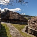 Pallozas din O Cebreiro au planuri ovale, ziduri joase din piatră și acoperișuri ample din paie de secară: tehnici ancestrale perfect integrate în peisajul galician.