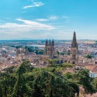 De la Belvederea Castelului, Burgos se dezvăluie într-o panoramă amplă: Catedrala gotică domină acoperișurile și clopotnițele, conturând silueta orașului castilian.