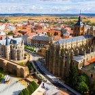 Văzută de sus, Catedrala Santa María domină Astorga prin pinacluri gotice și turnuri baroce; alături, Palatul Episcopal al lui Gaudí impresionează prin profilul său neogotic.