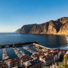 La poalele impunătoarelor faleze Los Gigantes, portul turistic Los Gigantes găzduiește ambarcațiuni și excursii pe Atlantic, într-unul dintre cele mai emblematice peisaje din Tenerife.