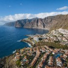 Impunătoarele faleze Los Gigantes se ridică deasupra Atlanticului, dominând portul turistic și casele din Puerto de Santiago, așezate de-a lungul spectaculoasei coaste vestice a insulei Tenerife.