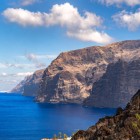 Impunătoarele stânci Los Gigantes se înalță deasupra Atlanticului, printre roci vulcanice, ape de un albastru intens și natura sălbatică a coastei vestice a insulei Tenerife.