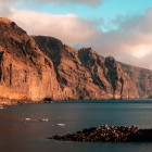 Formate acum 4,5–5,5 milioane de ani din vechi curgeri de lavă ale masivului Teno, stâncile Los Gigantes au fost sculptate de eroziunea marină în pereți de până la 500 de metri.