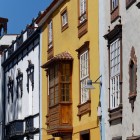 În centrul UNESCO al orașului San Cristóbal de La Laguna, fațadele coloniale, piatra vulcanică și balcoanele din lemn cu influențe mudéjare încadrează istoricul Turn La Concepción.
