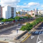De-a lungul Avenida de San Sebastián, vegetația însoțește cursul urban al Barranco de Santos, printre clădiri contemporane și poduri care evocă evoluția orașului Santa Cruz.