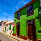 De-a lungul străzii Calle Pedro Zerolo, fațadele coloniale viu colorate și tâmplăria veche din lemn evocă tradiția canariană din San Cristóbal de La Laguna, pe drumul spre Universitatea istorică.
