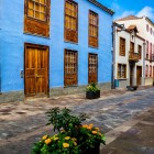 De-a lungul străzii Calle San Agustín, vechile case ale negustorilor, fațadele colorate și balcoanele din lemn dezvăluie farmecul colonial al centrului UNESCO din San Cristóbal de La Laguna.