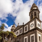 În San Cristóbal de La Laguna, Biserica La Concepción îmbină piatra vulcanică, fațadele albe și clopotnițele, evocând arhitectura religioasă canariană.
