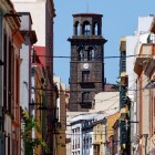 De-a lungul străzii Calle Marqués de Celada, fațadele canariene și balcoanele tradiționale încadrează istorica Torre de la Concepción, simbol din piatră al centrului orașului San Cristóbal de La Laguna.