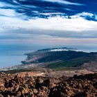 De pe înălțimile Teide, privirea coboară de la întunecatele curgeri de lavă spre verdele Corona Forestal, până la localitățile de pe coasta sudică a insulei Tenerife și vastitatea Oceanului Atlantic.