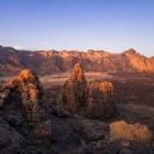 Lumina apusului aprinde stâncile din Las Cañadas del Teide, dezvăluind creste, curgeri de lavă și formațiuni sculptate de timp într-un spectaculos peisaj lunar.