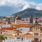Centrul istoric al orașului San Cristóbal de La Laguna dezvăluie acoperișuri de teracotă, clădiri coloniale, cupola Catedralei și turnul La Concepción, încadrate de dealurile verzi din Anaga.