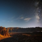În liniștea nopții, peisajul lunar al Teide dezvăluie cratere, curgeri de lavă și pereți stâncoși luminați, în timp ce Calea Lactee străbate unul dintre cele mai senine ceruri ale Insulelor Canare.